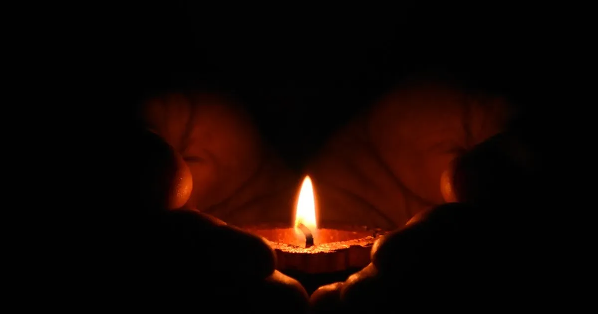 Памʼятна свічка в руках — символ памʼяті та шани